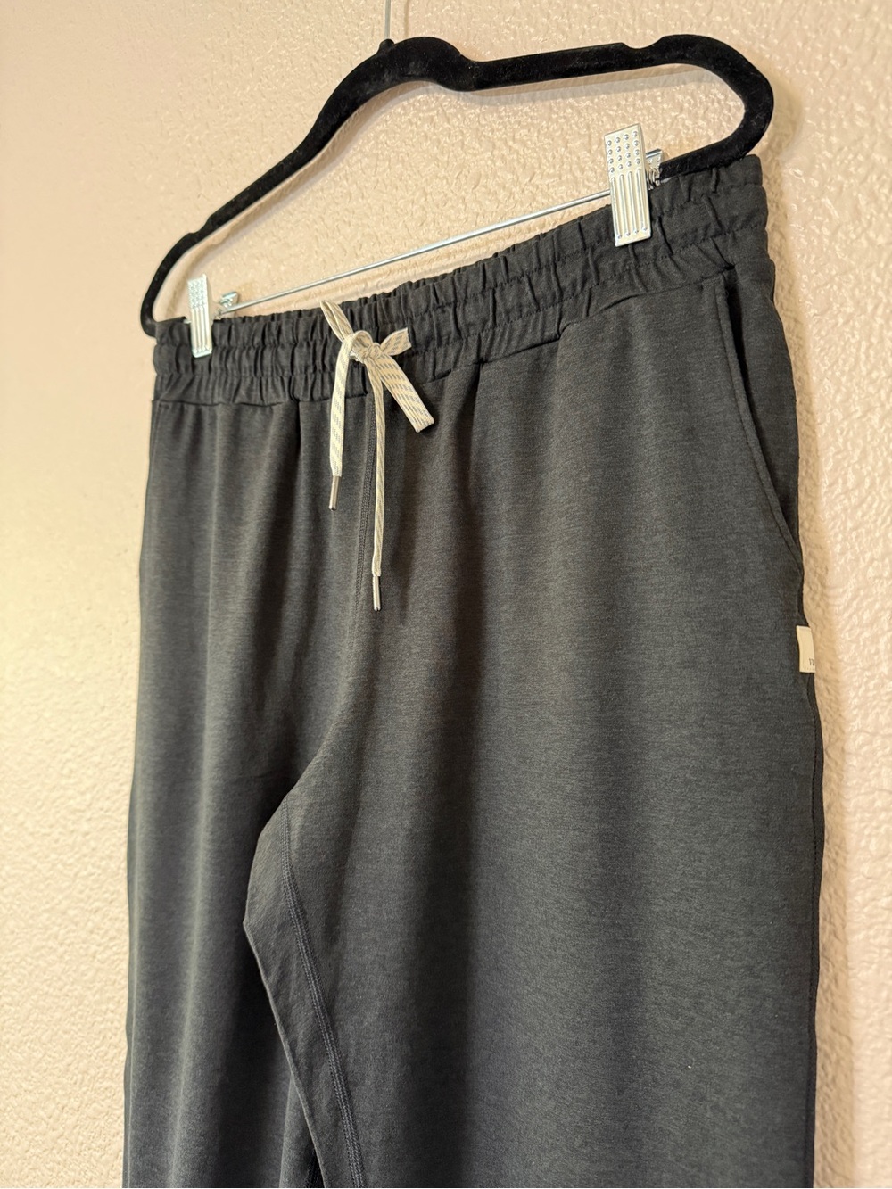 NWOT Vuori Performance Jogger Black Athleisure Casual Everyday DreamKnit M - Picture 3 of 6